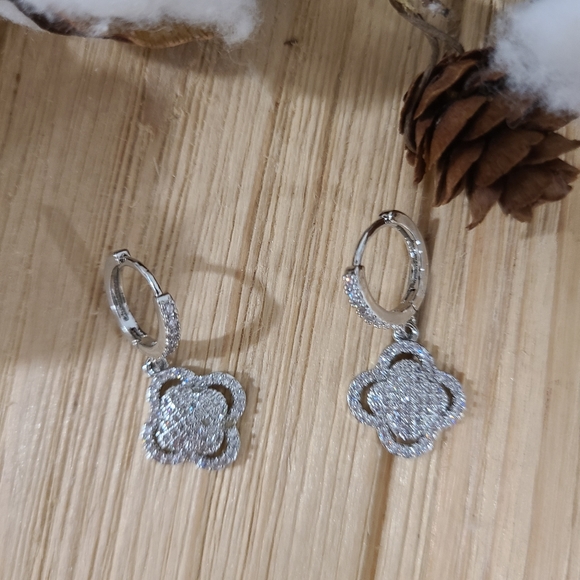 🍀🍀NEW🍀🍀 EXQUISITE!! CZ Clover Dangle Earrings in SILVER Plating - Picture 13 of 15